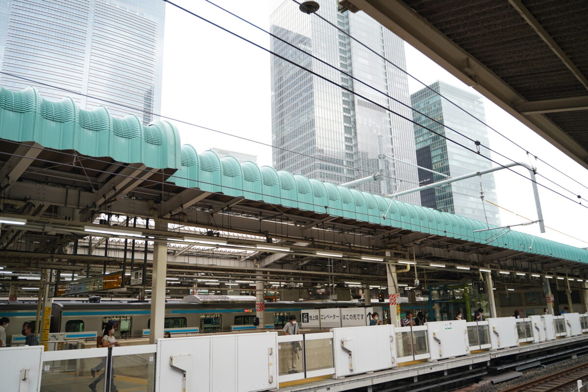 東京駅ホームから見える風景を撮影した写真